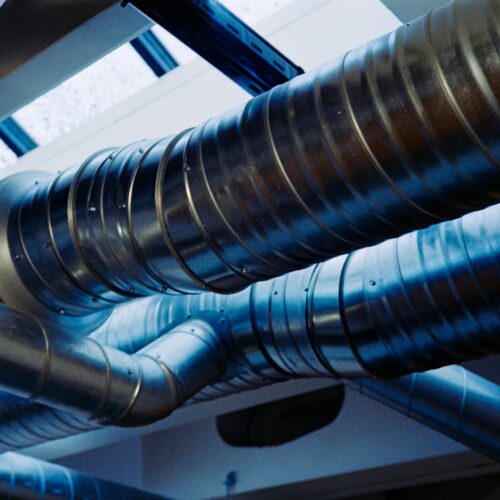 Klimatyzacja przemysłowa vs. komercyjna – Czym się różnią systemy HVAC i jak dobrać odpowiednie rozwiązanie do hali produkcyjnej?