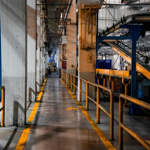 Optymalizacja jakości powietrza w hali produkcyjnej – Jak wybrać przemysłową wentylację, by spełnić normy bhp i chronić zdrowie pracowników?