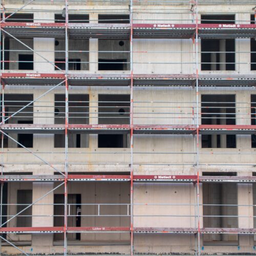 Lekkość, wytrzymałość i mobilność – Dlaczego aluminium zdominowało rynek rusztowań