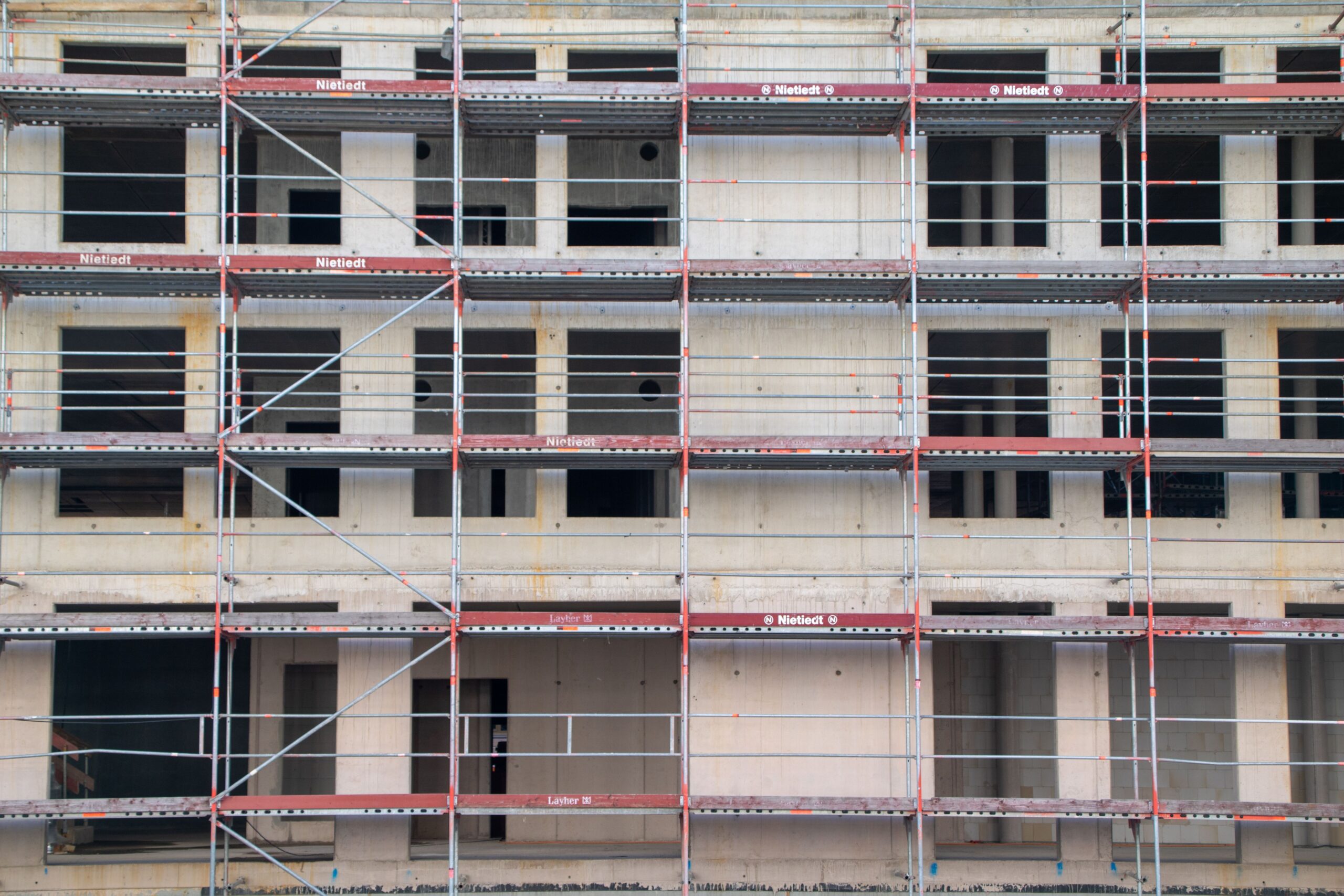 Lekkość, wytrzymałość i mobilność – Dlaczego aluminium zdominowało rynek rusztowań